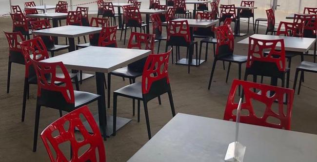 Столики кафе находятся на улице за мясным рынком